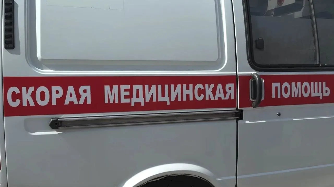 На пути к пятилетней девочке в Бийске скорая помощь столкнулась с другим автомобилем. Пострадал фельдшер, пациентов в машине не было. Другую бригаду направили на вызов; жизни девочке ничего не угрожает.