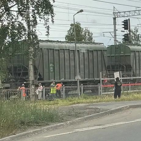 Происшествие на железной дороге: мужчину сбил поезд, пострадавший находится в коме и доставлен в больницу.