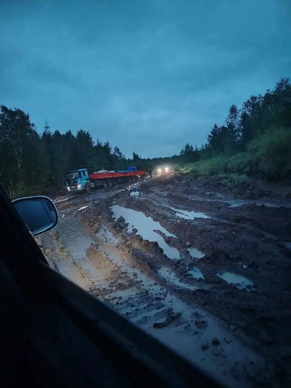 После дождей и из-за движения тяжёлых фур дорога в Газимуро-Заводском округе превратилась в грязевой трек: путь до районного центра занимает 10–12 часов, в экстренных случаях помощь может не успеть.