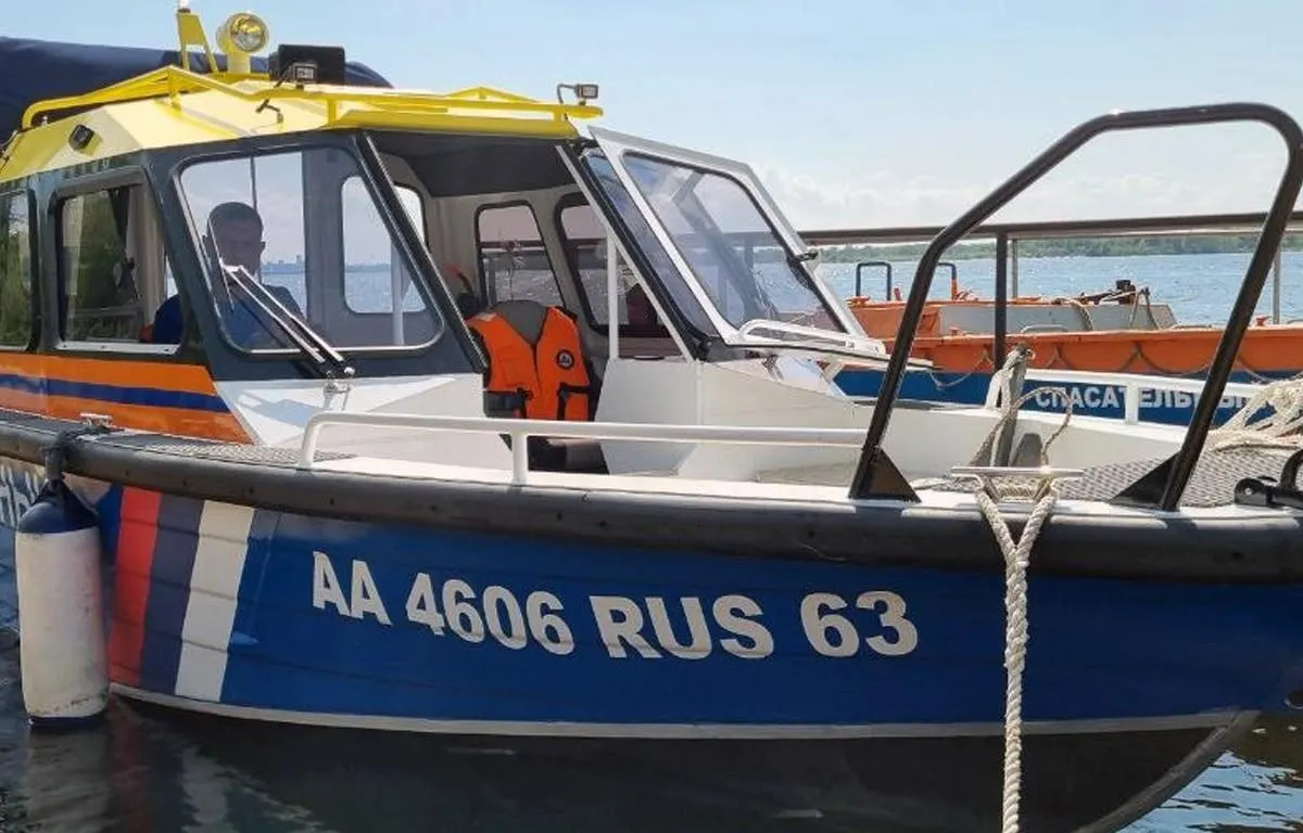 На пляже 9-й просеке в Самаре в пятницу 7 августа двое мужчин ушли под воду. Одного подняли на борт катера в бессознательном состоянии; его передали медикам. Второго отдыхающего достали со дна.