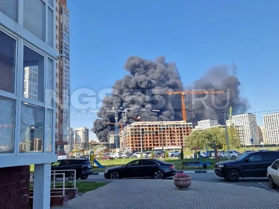 Пожар на объекте привёл к травмам нескольких рабочих; проводятся проверки пожарной безопасности и оценка ущерба.