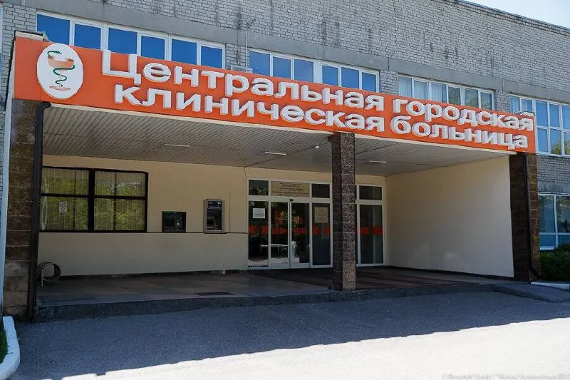 Жители региона жалуются на длинные очереди к узким специалистам. Одна женщина ожидала прием около полутора лет; власти обещали проверить ситуацию, но мер пока не принято.