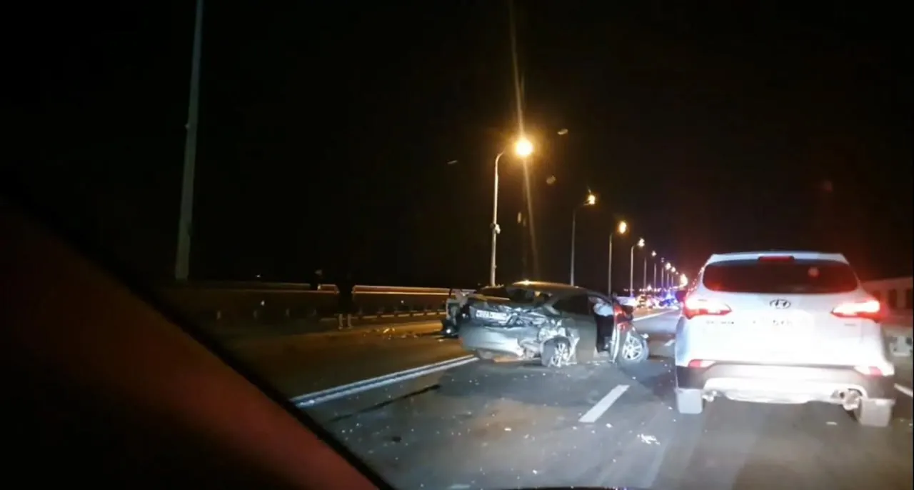 Шесть пострадавших в массовой аварии на танцующем мосту: 46-летний мужчина госпитализирован, состояние — средней тяжести; пятеро пострадавших получили помощь на месте и отказались от госпитализации.