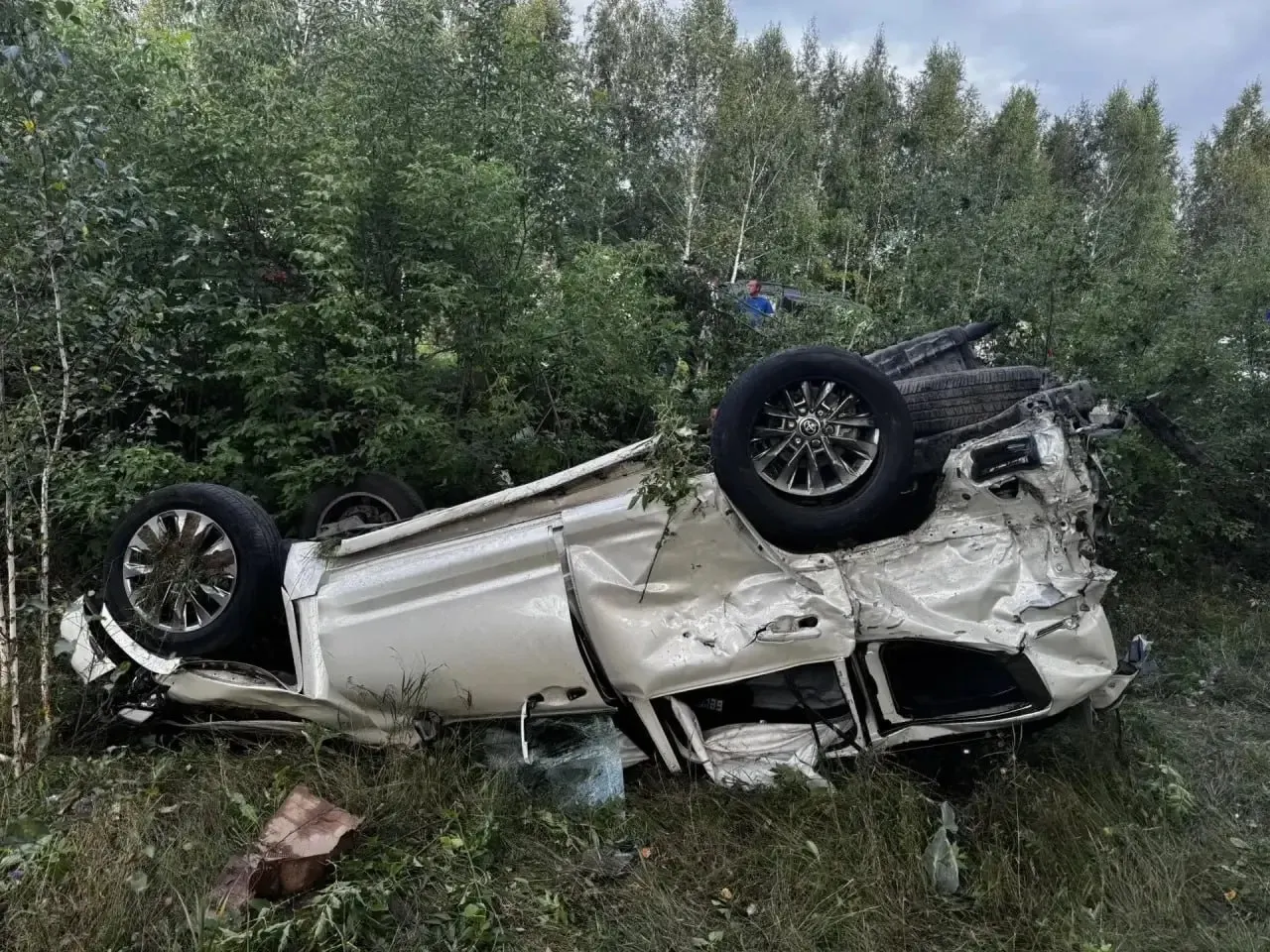 На трассе Омск — Красноярка столкнулись три автомобиля. В результате погибло два человека, пострадали несколько пасcажиров, в числе которых 2-месячный младенец.