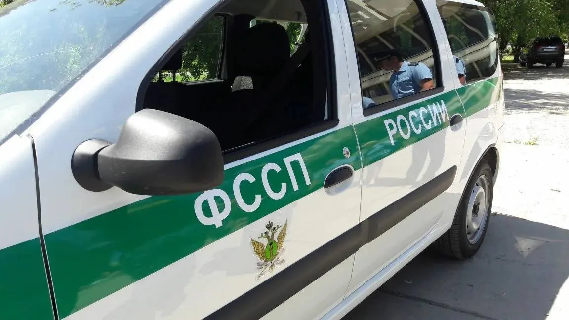 В жаркую погоду сотрудник службы судебных приставов заметил, что пожилой мужчина плохо себя чувствует на улице, и принял оперативные меры, вызвав скорую помощь.