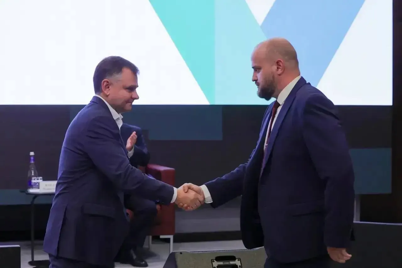 Анестезиолог-реаниматолог Александр Шишкин оказал первую помощь пострадавшим после атаки беспилотника на пляже Архипо-Осиповки. Губернатор вручил ему региональную награду за мужество и самоотверженность.
