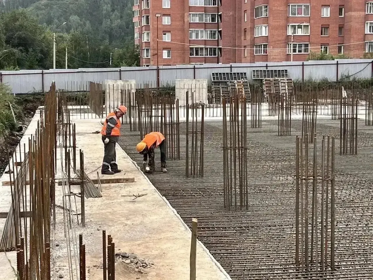 На Правом берегу возводят центр адаптивного спорта с бассейном, современными залами и сенсорной комнатой для восстановления; открытие запланировано на 2028 год.