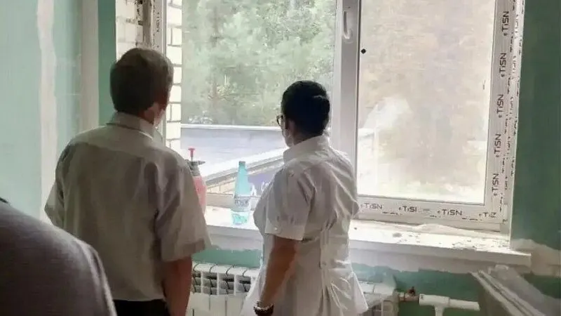 Капитальный ремонт поликлиники №3 детской городской клинической больницы начался впервые за три десятилетия; обновят окна, отопление и электрику, ведутся подготовительные и малярные работы.