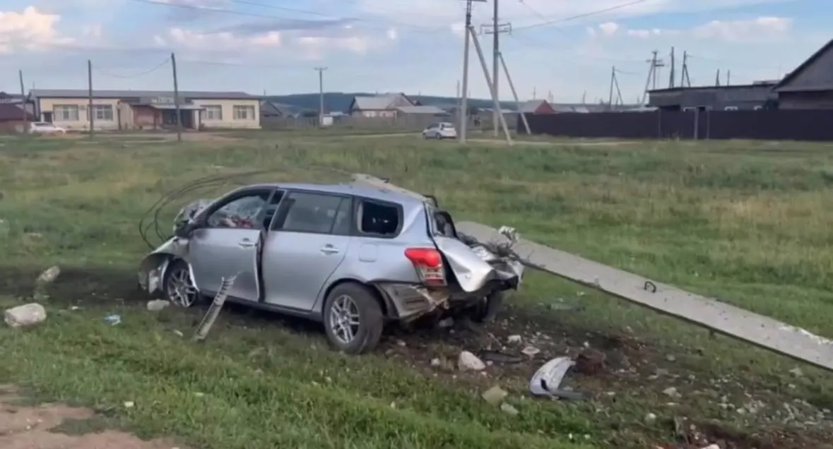 Пьяный водитель попытался скрыться от полиции; в ходе погони его автомобиль врезался в линию электропередач, пострадали водитель и пассажир.