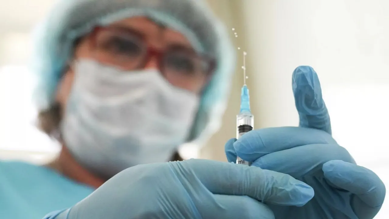 Эксперты рекомендуют пройти вакцинацию против гриппа осенью (сентябрь–октябрь), чтобы иммунитет успел сформироваться до начала эпидемии.