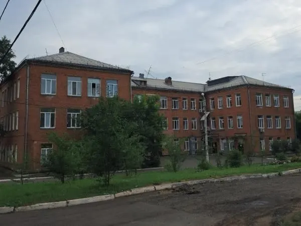 Старейшее родильное отделение Красноярска на правом берегу может закрыться из‑за экономической невыгодности; официально речь идёт о плановом ремонте, но персонал опасается увольнений и задержек выплат.