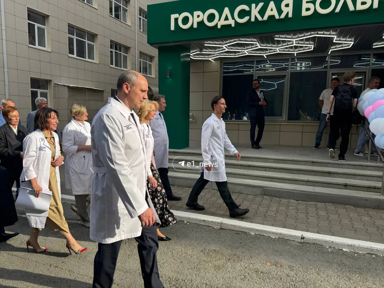 В сопровождении губернатора они осматривают обновлённое отделение родов и палаты городской больницы.