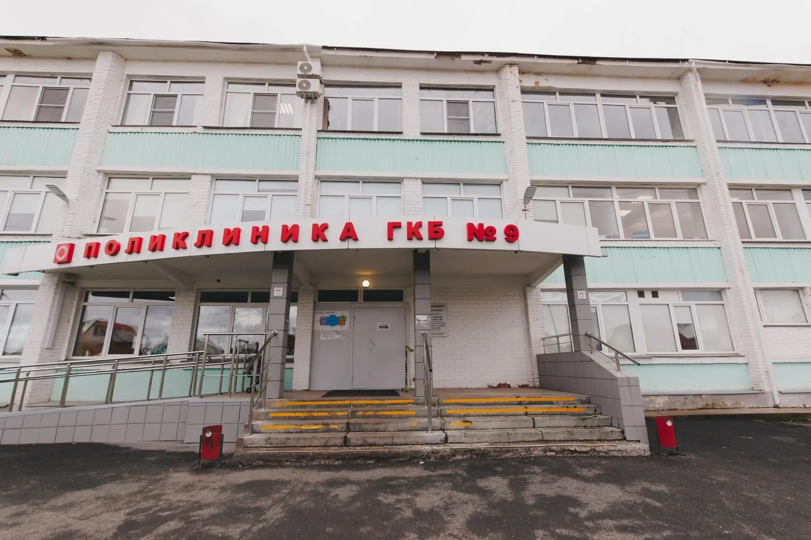 Пациентка столкнулась с непреднамеренной сменой прикрепления, что лишило её возможности вызвать врача на дом; ведомства обещали исправления.