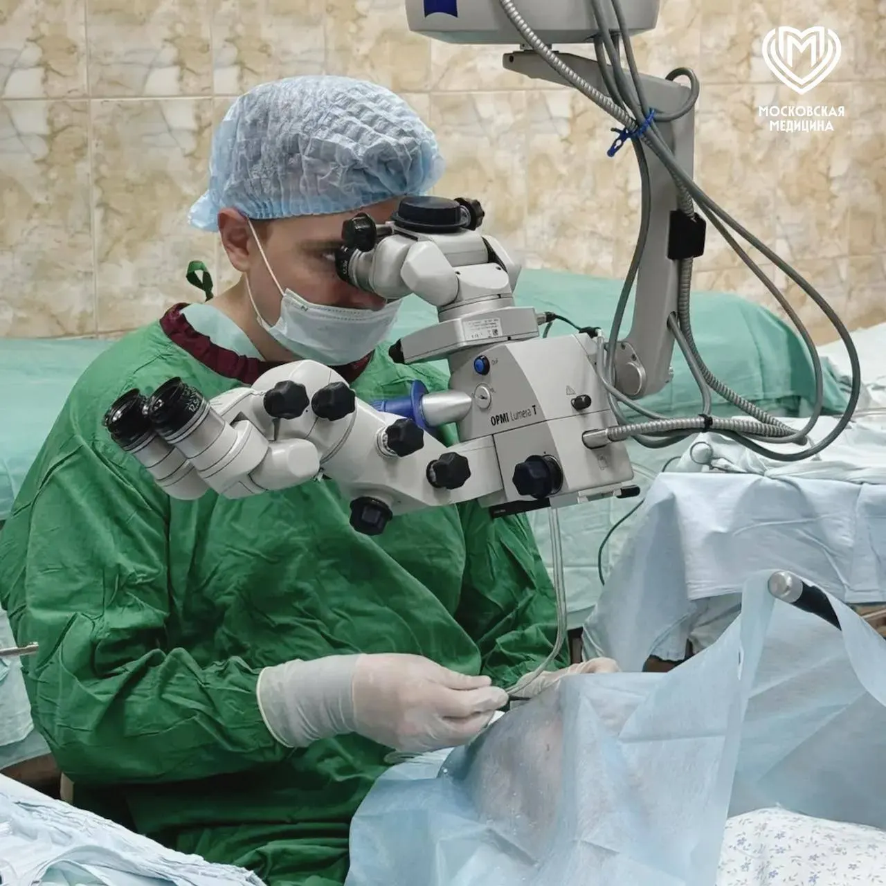 У пациента диагностировали осложненную катаракту и подвывих хрусталика; операция потребовала высокой точности, но завершилась успешно.