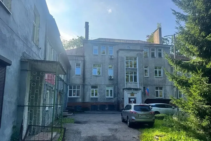 Правительство региона объявило о начале проектирования реконструкции детской поликлиники на улице Огарёва с предварительным бюджетом около 43 млн рублей; планируется временный переезд педиатров.