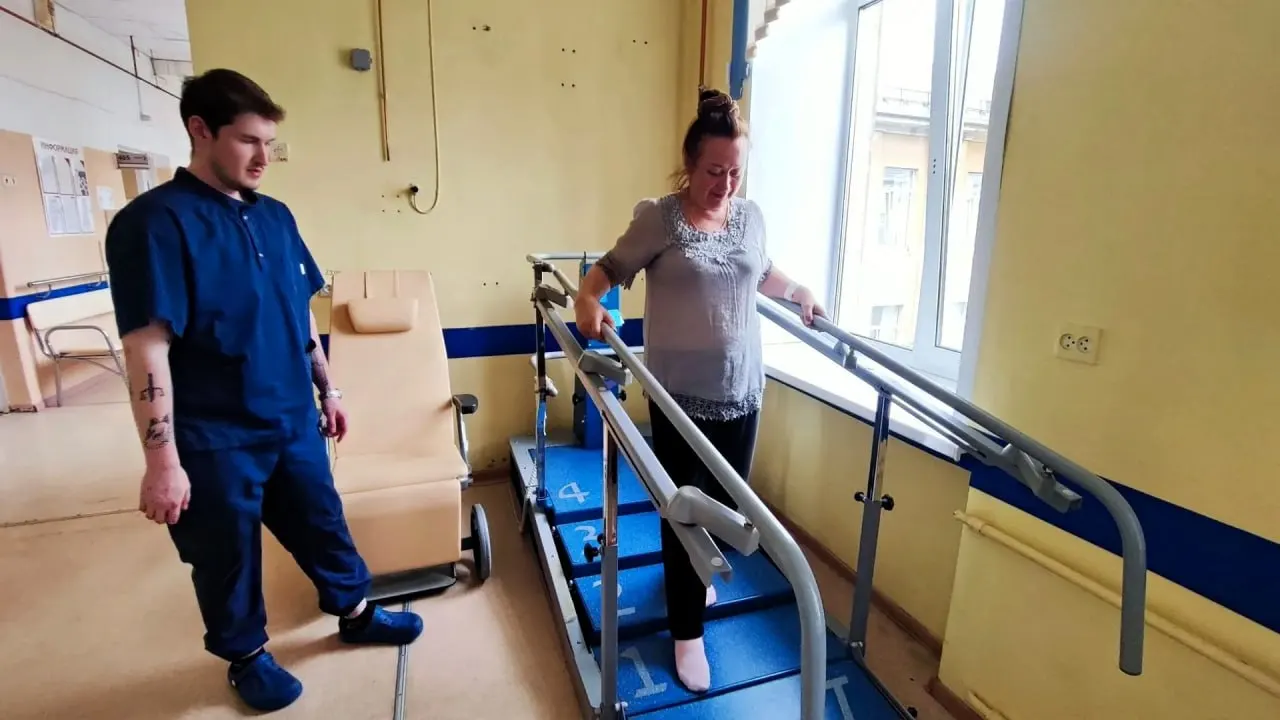 После инцидента во время погрузки бревен женщина пережила длительную реабилитацию и постепенно возвращается к самостоятельной жизни.