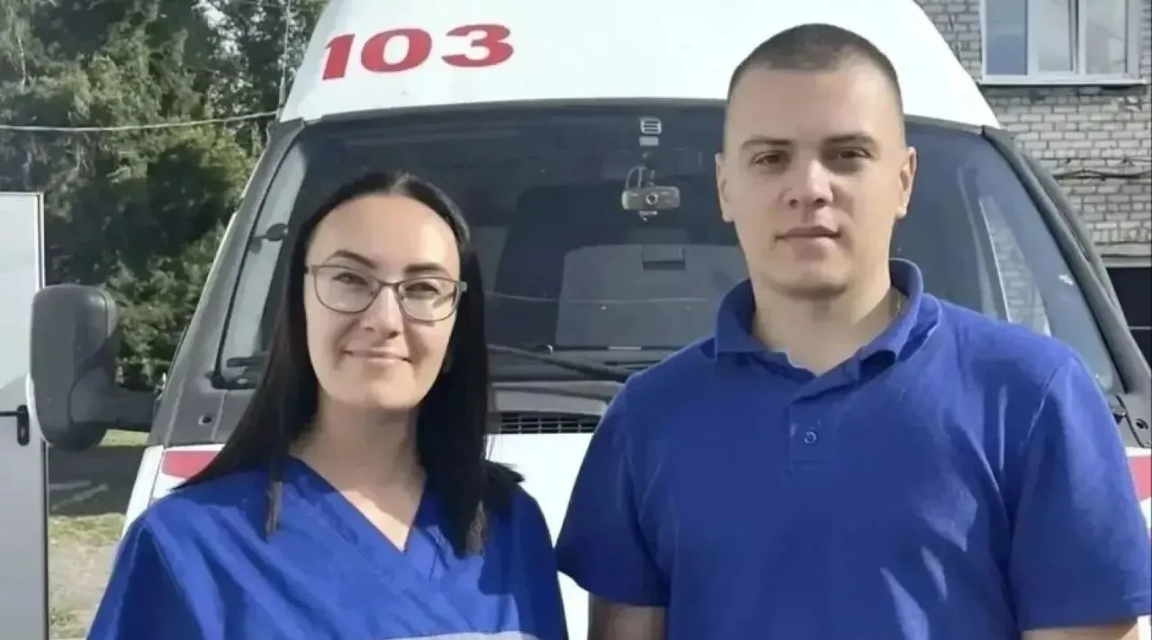На 33-й неделе беременности 17-летняя пациентка родила мальчика в салоне скорой помощи по дороге в Бийск; мать и ребёнок доставлены в родильное отделение.