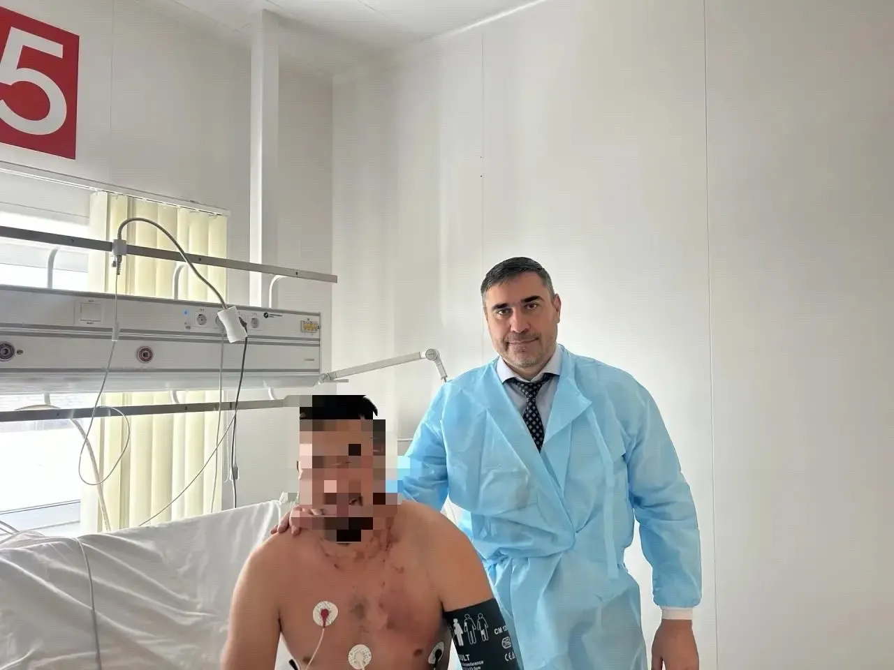 История участника спецоперации о молнии, ползке к дороге и спасении после встречи с медведем, рассказанная чиновником здравоохранения региона.