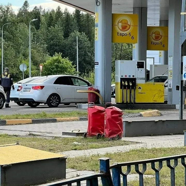Нападение агрессивного мужчины на пожилую пару на заправке стало предметом расследования; у женщины произошел приступ аритмии, пострадавшие оказались под вниманием медиков.