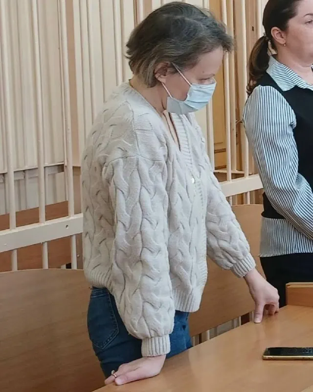 После обращения пациентки в частный медицинский центр врач поставил неверный диагноз, что привело к смерти пациентки; суд вынес наказание виновнику.