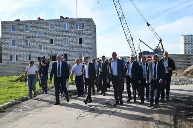 В рабочем посёлке Линёво строят спорткомплекс и жильё для сирот, ремонтируют районную больницу по нацпроекту; в Искитиме обновляют газовую инфраструктуру и закупают современные автобусы.