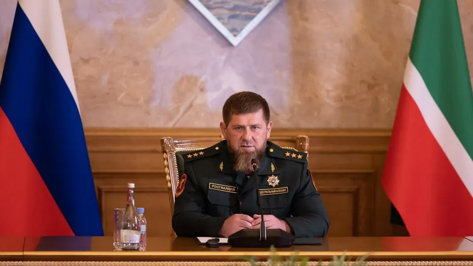 Лидер Чеченской республики стал реже появляться на публике и почти не покидает регион; в контексте подготовки к выборам обсуждают здоровье и возможного преемника.