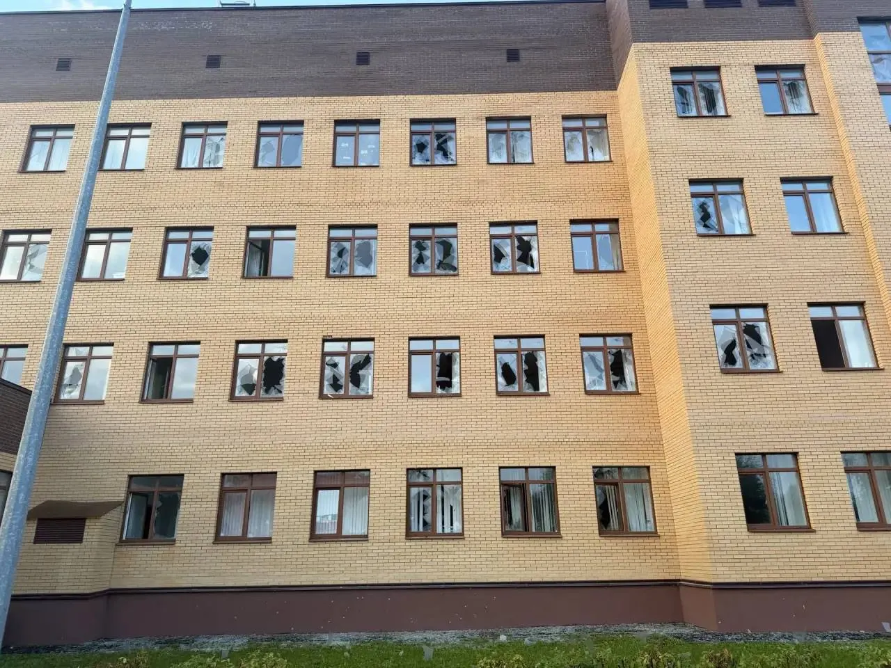 Утром беспилотник попал в магазин, ударной волной повлияло на поликлинику рядом. Во взрослом отделении выбито 46 окон, два кабинета пострадали сильнее. Детское отделение не затронуто. Поликлиника продолжает принимать пациентов, кабинет физиотерапии временно закрыт.