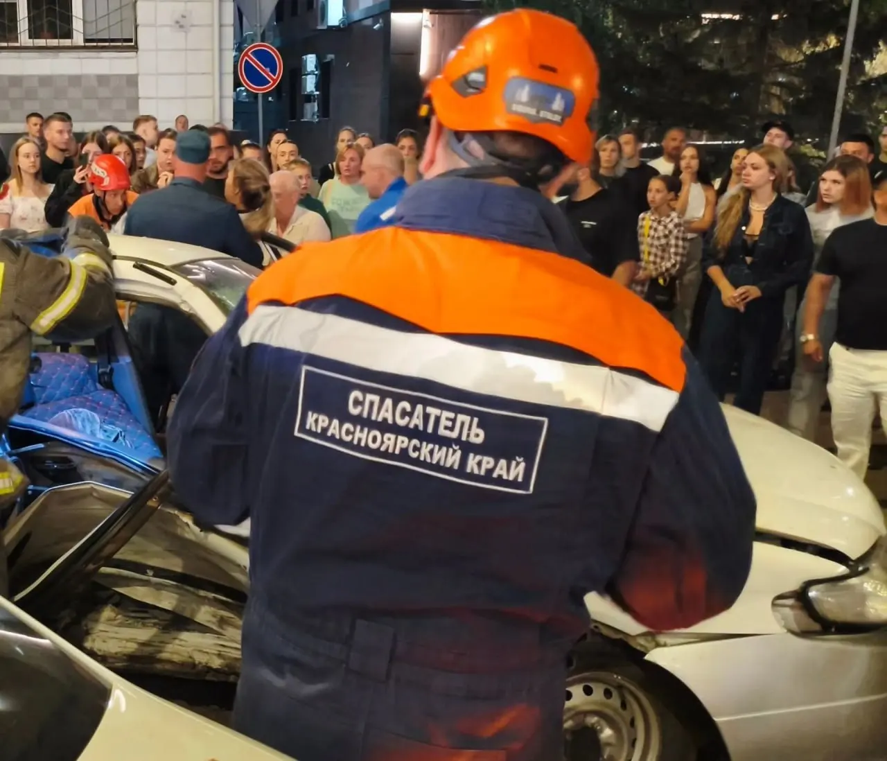 22-летняя девушка-водитель Nissan пострадала и госпитализирована в тяжёлом состоянии; о состоянии остальных участников уточняют.