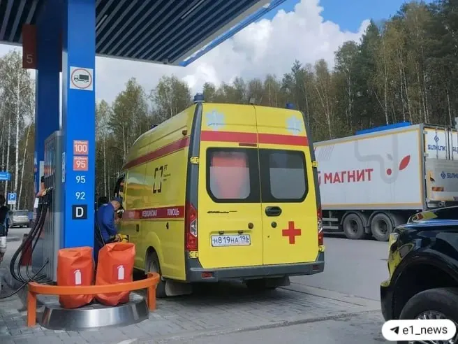 На заправке в городе Серова мужчина ощутил резкое слабость; помощь оказалась затрудненной из‑за отсутствия необходимых медикаментов.