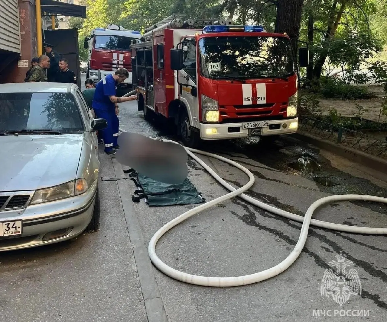 Пожар в квартире над районным отделом судебных приставов привёл к госпитализации пострадавшего и эвакуации восьми жильцов; позже мужчина умер.
