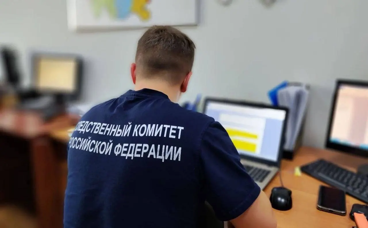 Следствие считает, что барное оборудование было обработано щелочным средством и плохо промыто, после чего напиток попал к покупательнице, вызвав химический ожог. Дело направлено в суд.