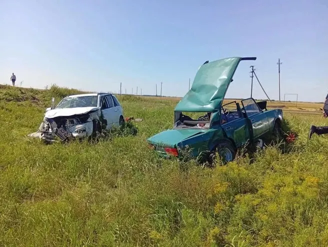 На омской трассе столкнулись ВАЗ-2107 и Suzuki. Погиб 74-летний водитель; пострадали 8-летняя девочка и 76-летняя женщина. Обстоятельства ДТП устанавливаются.