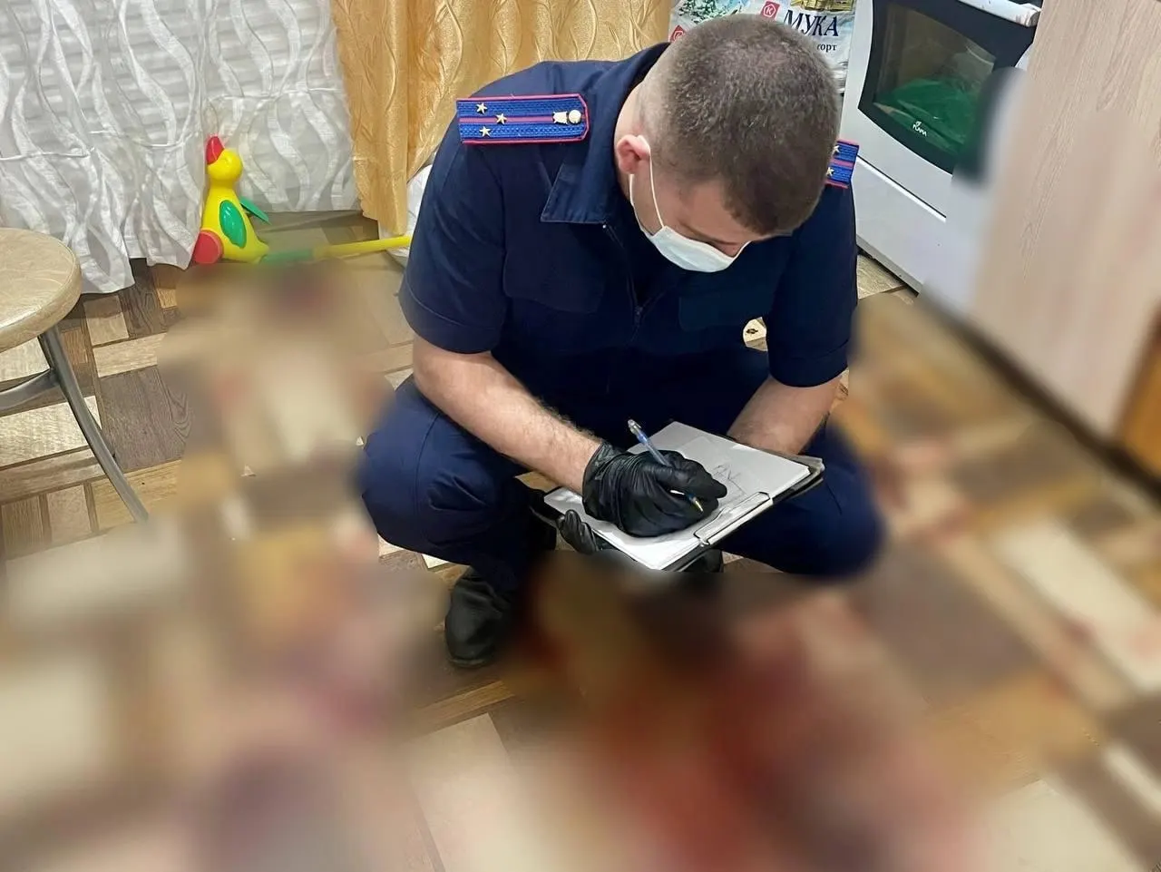 Пьяный ранее судимый мужчина в Кургане избил двухлетнюю дочь; девочку доставили в больницу и поместили в реанимацию. Задержанный признал вину; ему грозит до двадцати лет лишения свободы.
