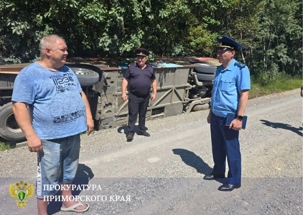 Автобус опрокинулся на затяжном повороте. Пять взрослых и три ребенка обратились за медицинской помощью. Организована помощь на месте, проводится проверка