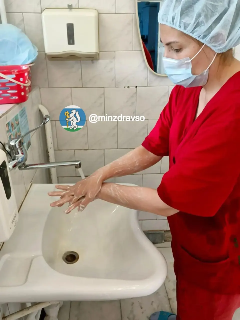 Медицинские учреждения продолжают работу, водоснабжение возвращается в районы города, принимаются меры по бесперебойной подаче воды и стабилизации ситуации.