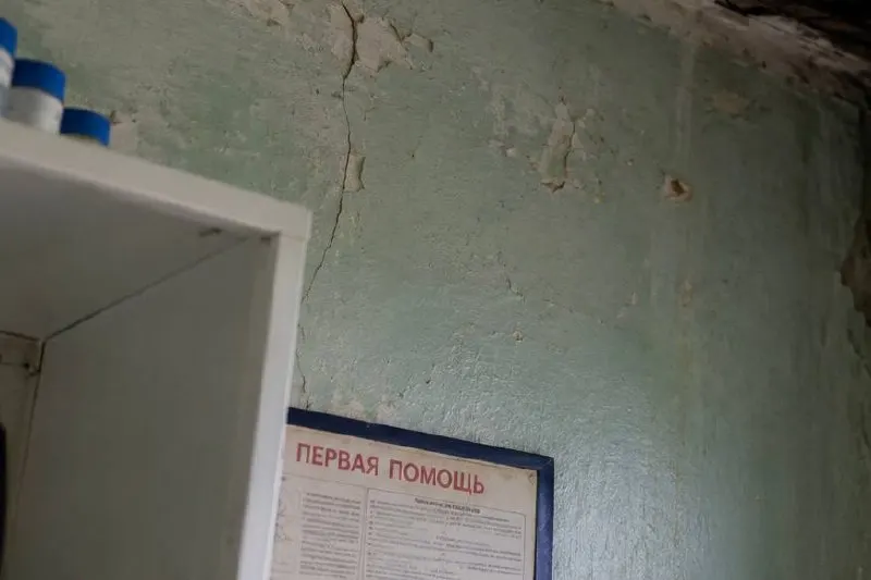 Жители деревни Истоминская и соседних населённых пунктов сталкиваются с устаревшим ФАПом и ограниченными транспортными связями; обсуждается размещение новых модульных ФАПов.
