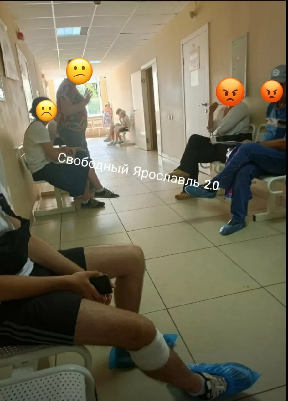 Пациенты жалуются на нехватку специалистов и длительное ожидание приема в поликлиниках региона.