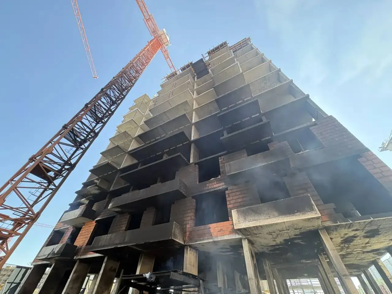 После пожара в Омске погиб второй пострадавший. Ещё двоих пострадавших эвакуировали; в БСМП №1 остаются четверо пациентов: двое в реанимации и двое — в обычном отделении.