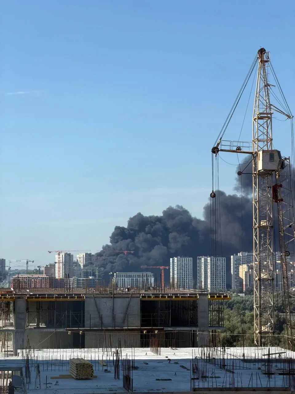 После пожара на стройке в Омске двое рабочих эвакуированы в Нижний Новгород; у пострадавших тяжёлые травмы, ещё семь остаются в больнице.