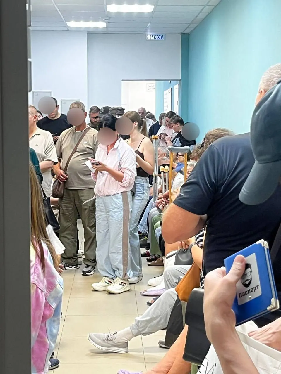 Пациенты жалуются на хаотичные очереди к врачу: нехватка персонала и диспансеризация держат поликлинику в напряжении.