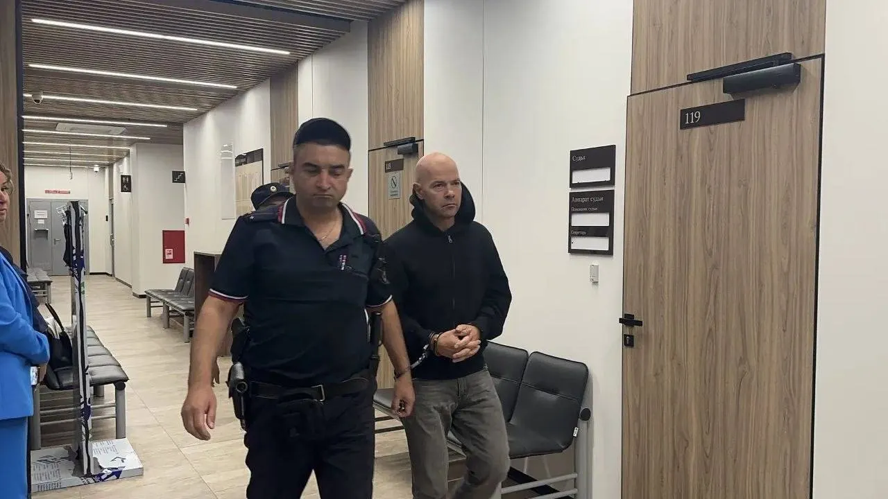 В отношении руководителя клиники возбуждено уголовное дело; следственные действия продолжаются, возможен залог.