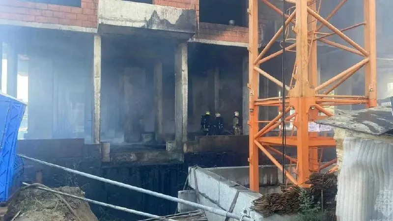 Два рабочих получили травмы на стройке в Нижнем Новгороде и были эвакуированы для лечения. У одного — тяжёлое состояние с заражением крови, у другого — ожоги около 50% площади тела, преимущественно поверхностные.