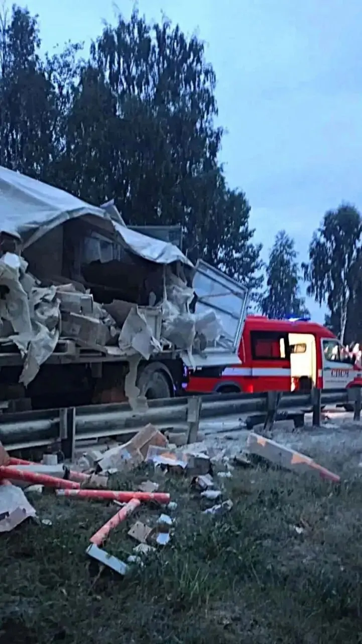 На трассе под Петрозаводском произошло ДТП с участием трех большегрузов и внедорожника; один пострадавший госпитализирован, спасатели ликвидировали разлив топлива и обеспечили движение.