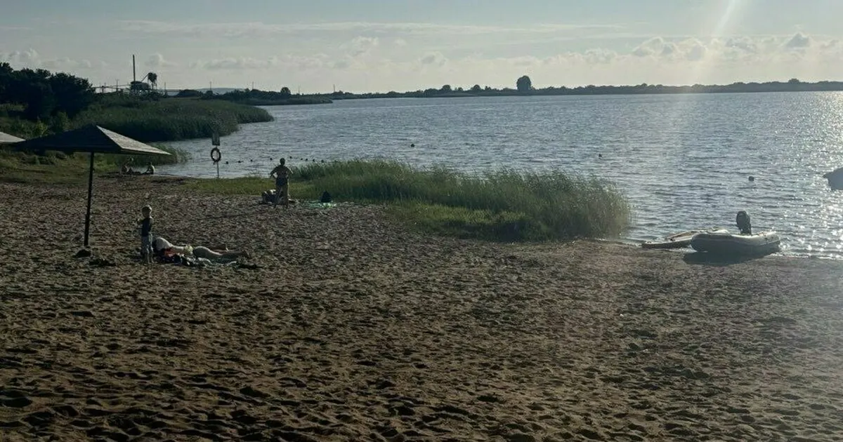 После повторных анализов воды специалисты подтвердили безопасность воды и отсутствие патогенных микроорганизмов; купание разрешено с 14 августа.