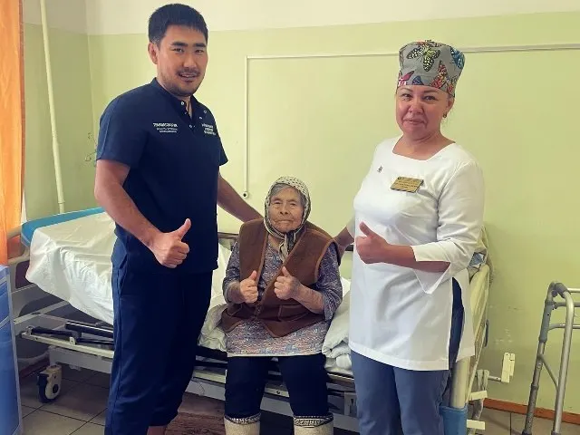100-летняя пациентка прошла эндопротезирование тазобедренного сустава в Бурятии. Ранняя мобилизация и качественная реабилитация позволили ей вернуться к активности в первые дни после операции.