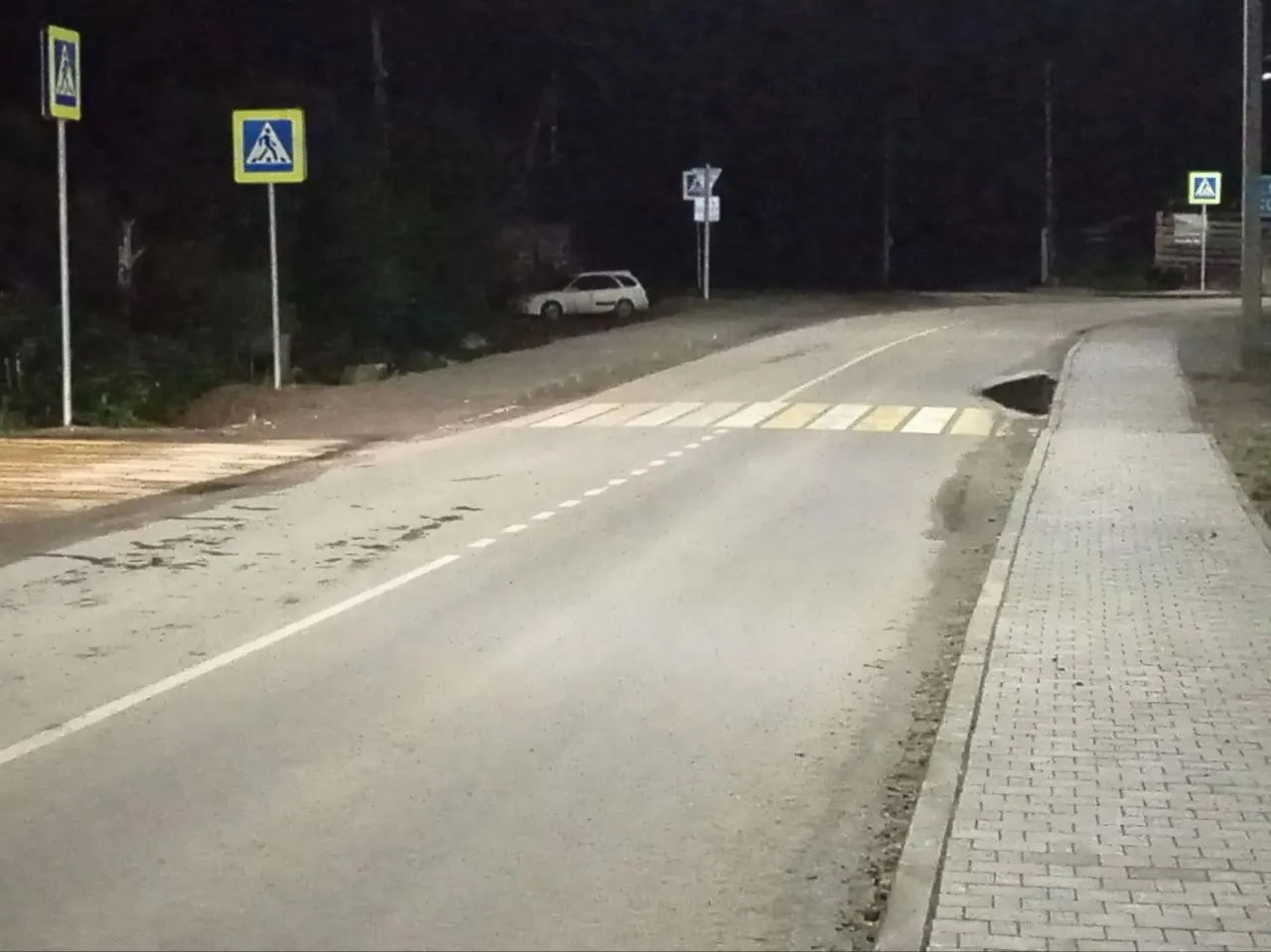 16-летний мотоциклист доставлен в больницу с сотрясением мозга и ушибом колена; полиция оценивает обстоятельства аварии и возможное участие алкоголя.