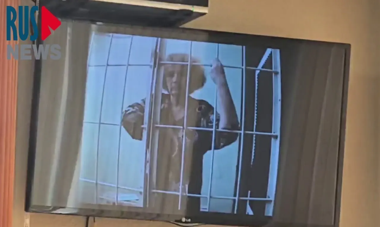 После удаления адвоката из зала заседания пострадавшая почувствовала резкое ухудшение самочувствия в переполненном автозаке без вентиляции; медицинская помощь не была оказана.
