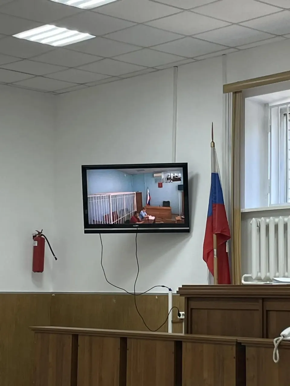 Прокурор задал вопросы о возможной температуре ожогов; врач пояснил, что определить источник травм было сложно и назвал диапазон температур 50–60 градусов; обсуждалось, что мать сообщила лишь о мытье ребенка шампунем.