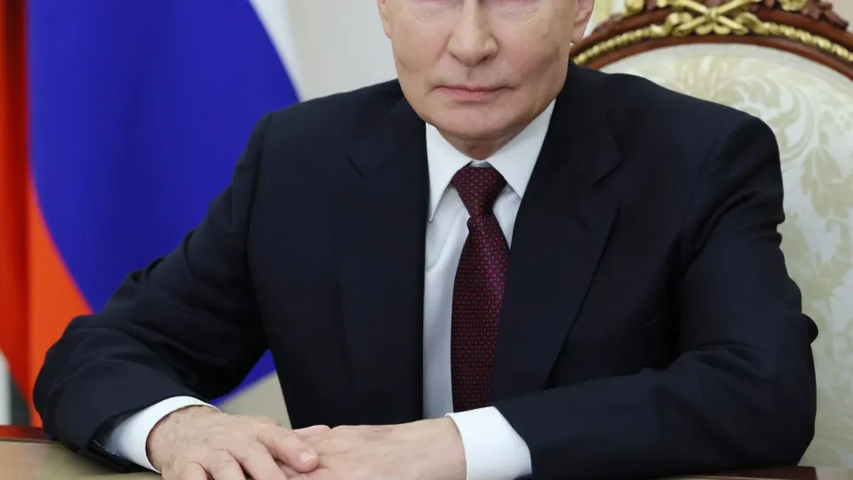 Президент России Путин вызвал обсуждения своим жестом: во время обращения к школьникам на левой ладони заметен след, что породил споры о здоровье и медицинских процедурах.
