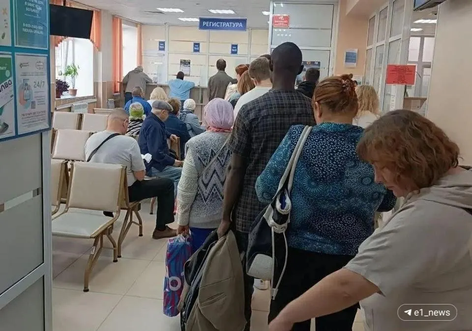 Пациенты жалуются на очереди и проблемы с записью через терминалы; руководство объясняет пиковую нагрузку и технические сложности, обещая оперативные решения.